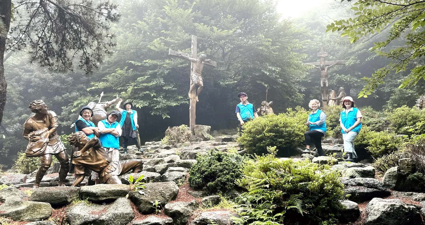 새미은총의 동산에서 봉사하는 반석회 회원들