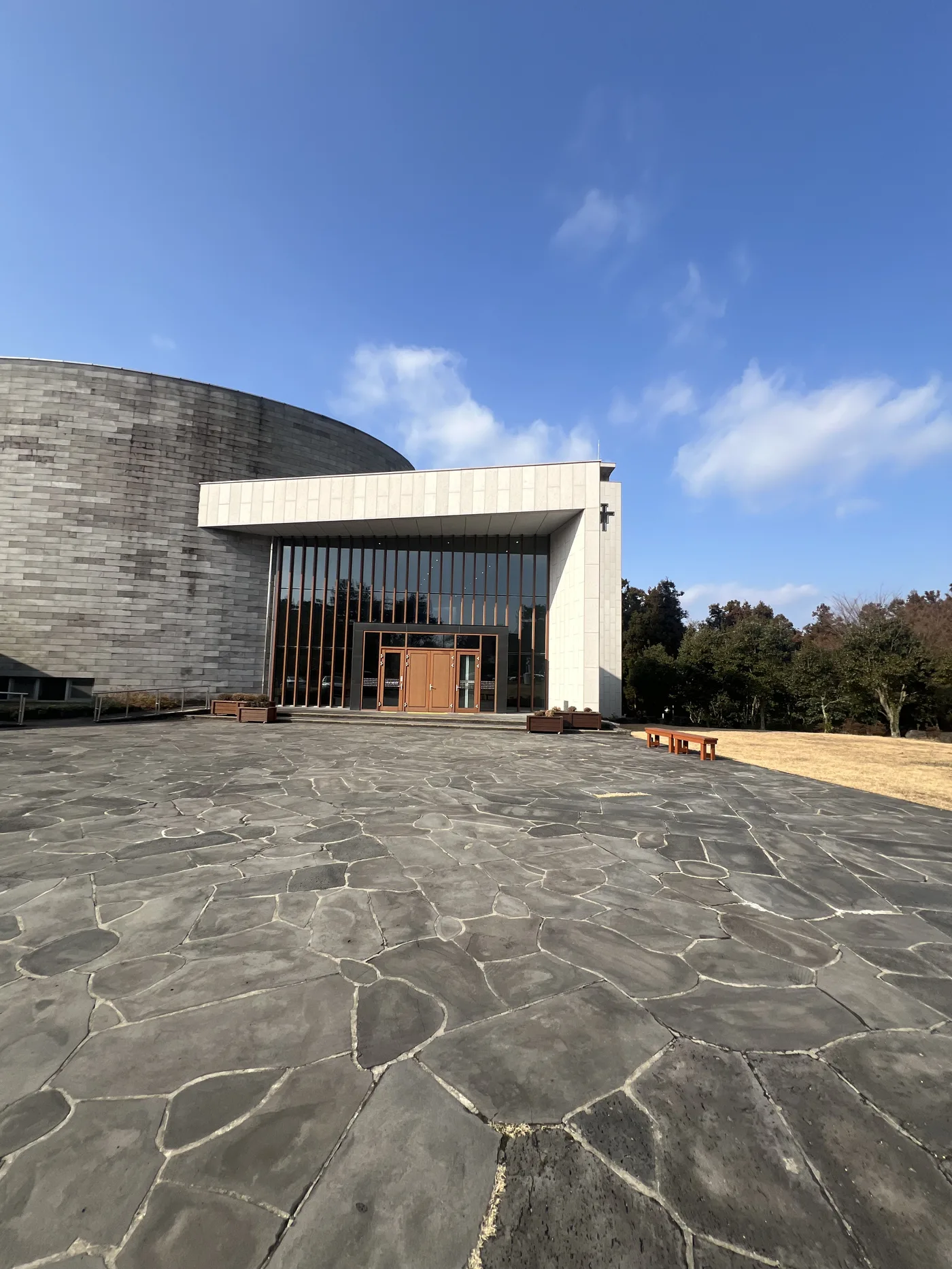 푸른 하늘 아래 금악 글라라 성당과 돌 광장